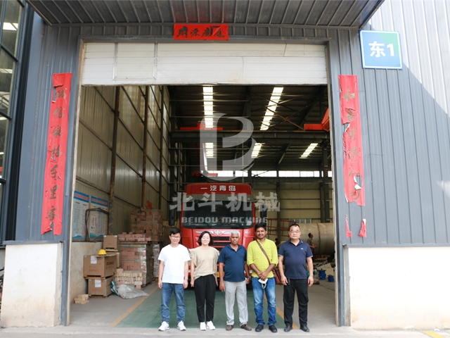 印尼客戶參觀炭化設備生產(chǎn)車間后與公司達成了合作意向